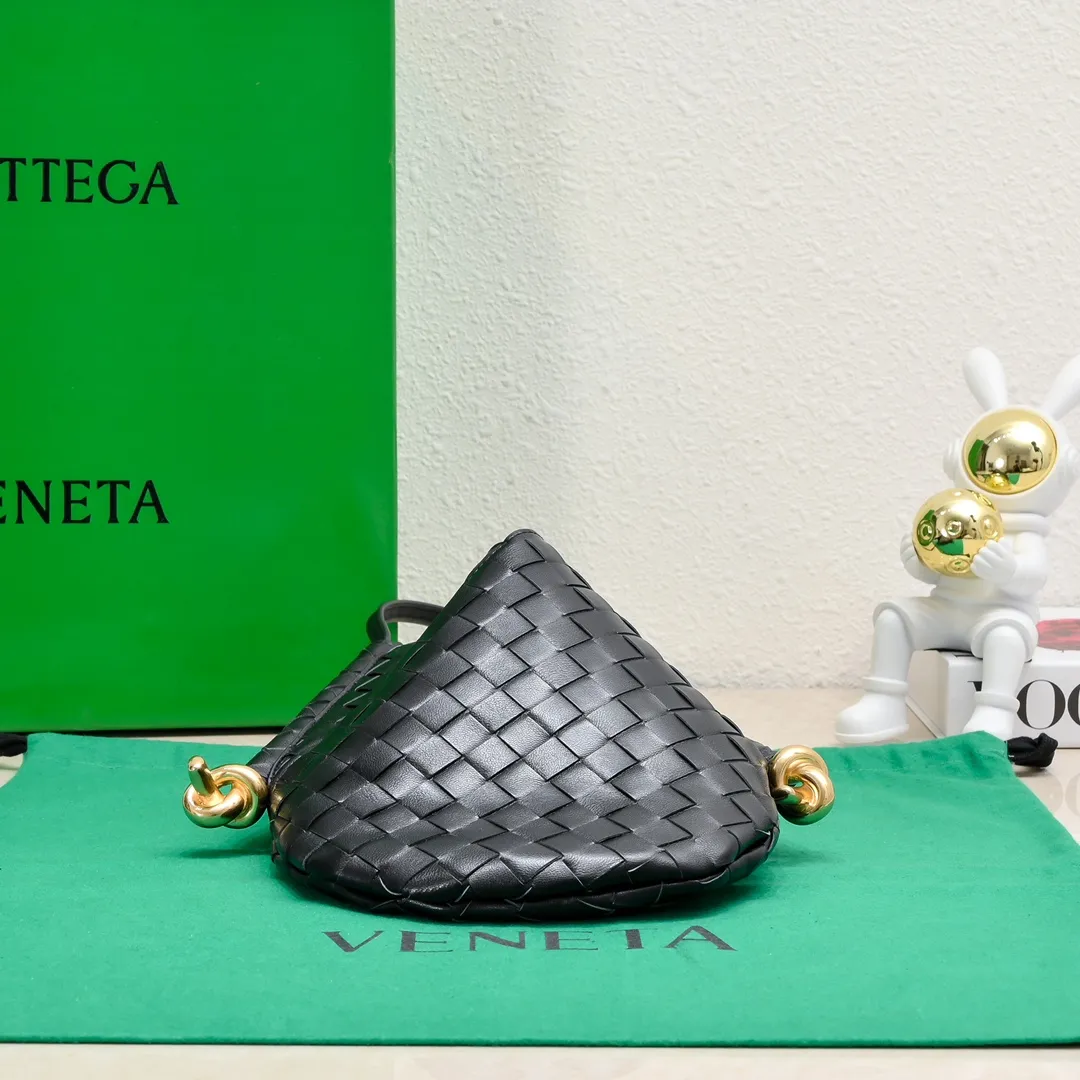 #BottegaVeneta Bottega Veneta Yang Mi's same style Solstice Shoulder Ba's latest bag type also comes with a small bag inside. Very casual style 🔥 High-end, quiet and simple bag from BV show, "Solstice" comes in various colors of dark green, black, ice cream color to present different aesthetics. It is paired with knots made with jewelry-grade craftsmanship. Under the collision of soft leather and metal, it presents a unique sense of high-end. Elegant, casual, unique Style number: 0898 Size: 26*3*30cm